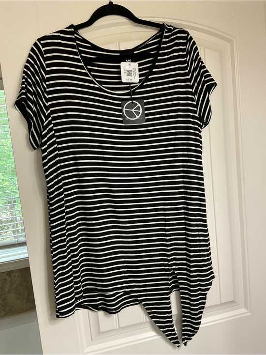 Hippie Chic Tops - NWT Women’s Black & White Striped Tie-Hem Tee Size XL